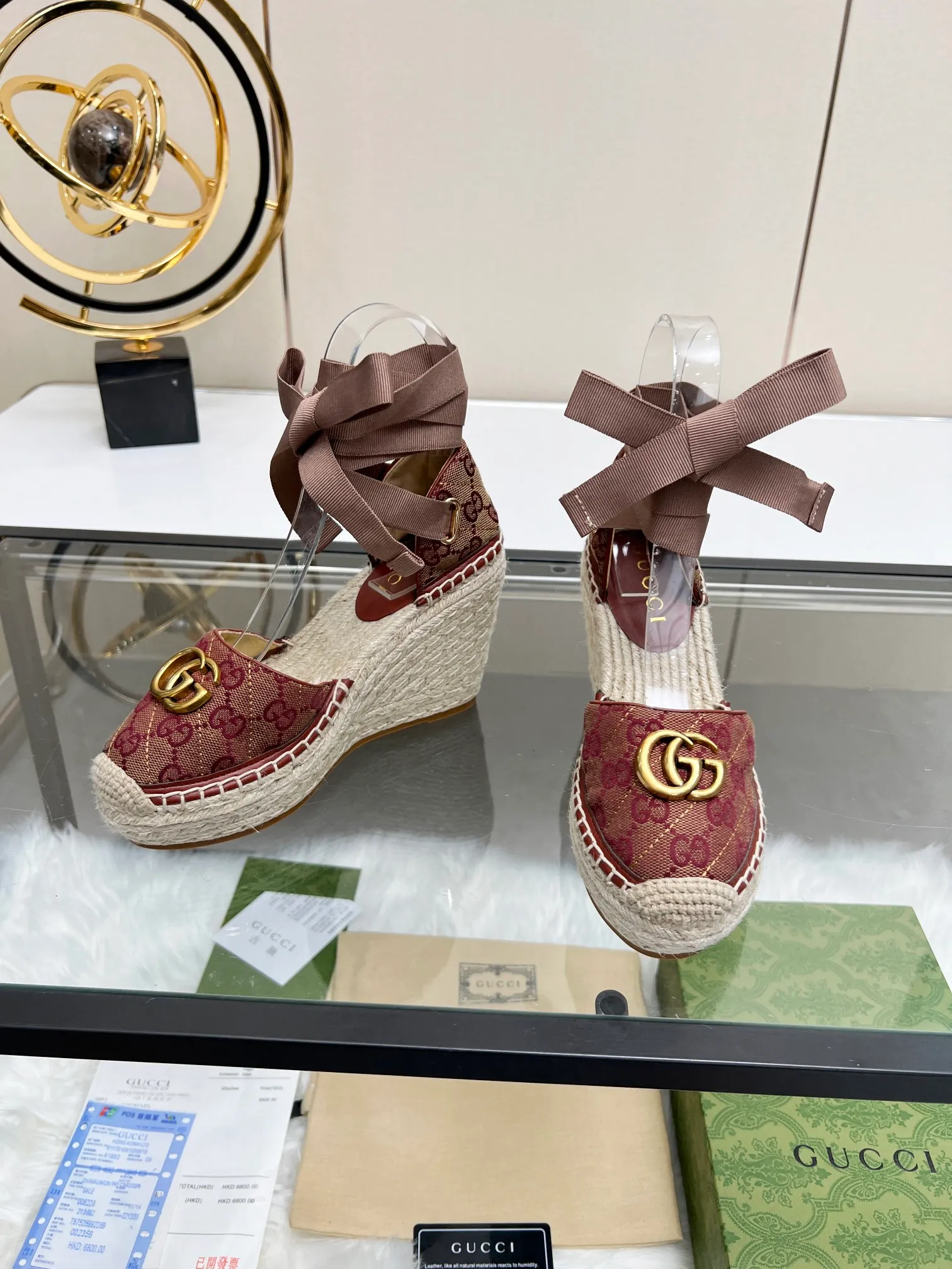 👟👟Ex-factory price 440👟👟 GUCCI wedge fisherman sandals, thick-soled straw, high-end quality, fabric: double G fabric, electric embroidery, lining: mixed sheepskin lining, yardage: 35～42, color: pure white. Dear new and old customers, the picture has been updated, please transfer the image to change. The upgraded version of the wedge heel currently has more than 40 colors. Transfer the image to sell.
